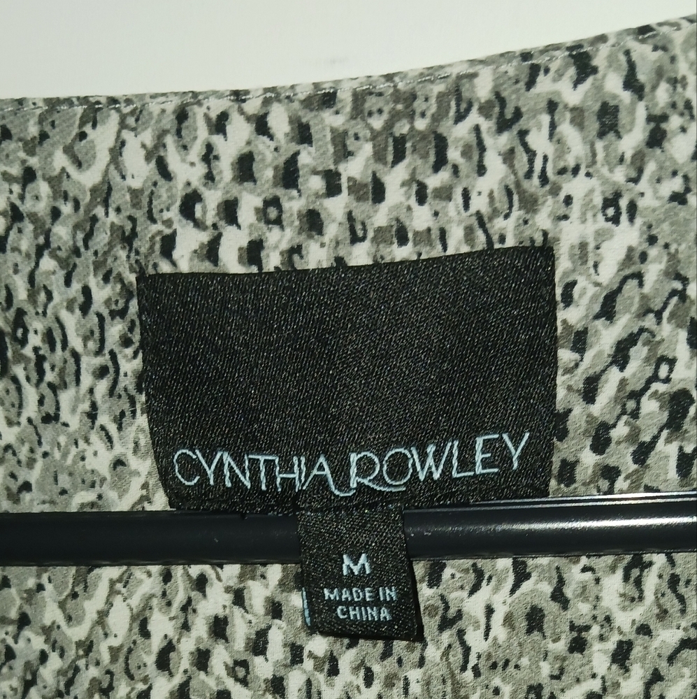 Cynthia Rowley Long Sleeves Vneck Silk Blouse/ Sz S/ Gray Snakeskin Covered - Picture 2 of 3